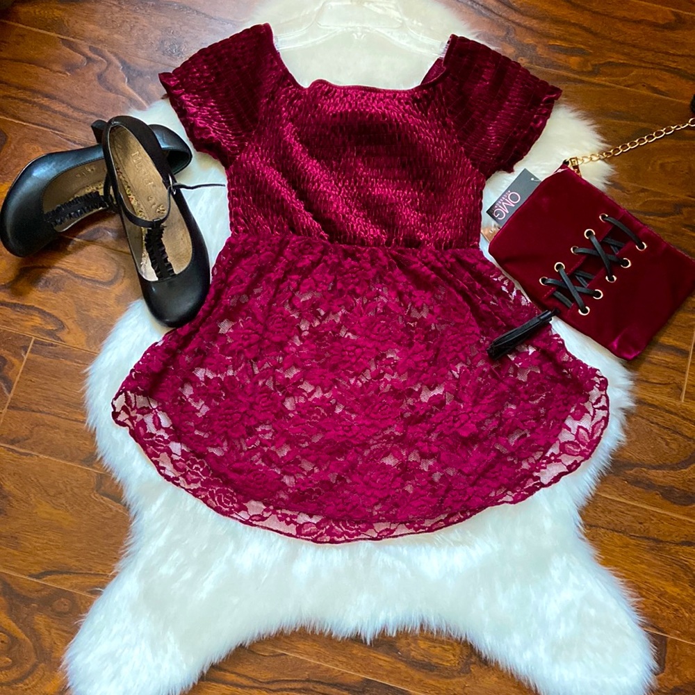 🆕 Burgundy empire waist velvet top in size M
